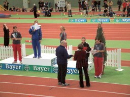 Auf den Pltzen 1-3 und 5-8 bei der Siegerehrung 60 m Hrden fanden sich lauter Siebenkmpferinnen wieder, darunter allein drei Juniorinnen des TSV Bayer Leverkusen. Maren Freisen gelang als Siegerin ein weiterer Schritt in Richtung Comeback.