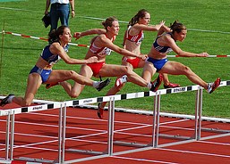 An der 4. Hürde noch fast gleichauf: Katrin Werkmann, Katrin Geissler und Maren Schwerdtner